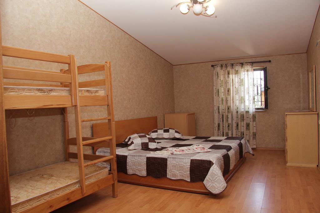 Rafael Hostel Jerevan Exteriör bild